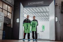 VfL Wolfsburg Damen in Lackierkabine