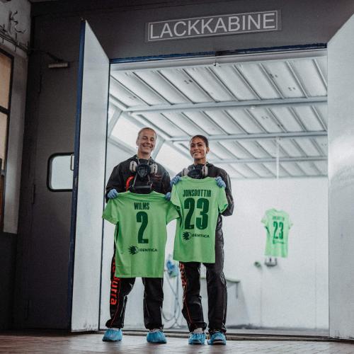 VfL Wolfsburg Damen in Lackierkabine